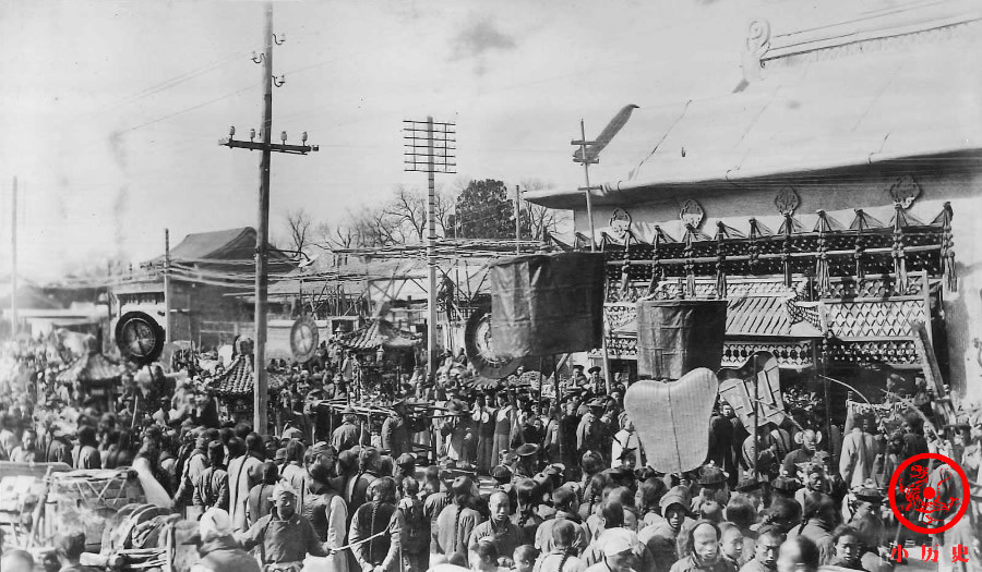 晚清老照片1908年上海销毁鸦片和烟枪年轻人背着老母亲乞讨