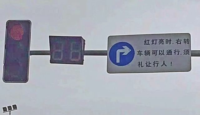 在省道215線洪瀨往梅山方向,車輛在經過縱三線路口紅綠燈時,紅燈亮時