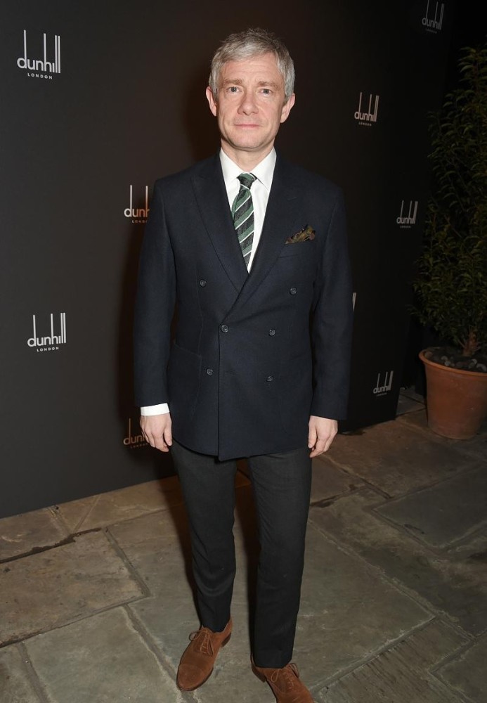 英国人真挺绅士,马丁·弗瑞曼虽然个子不高,但系上领带也有气场