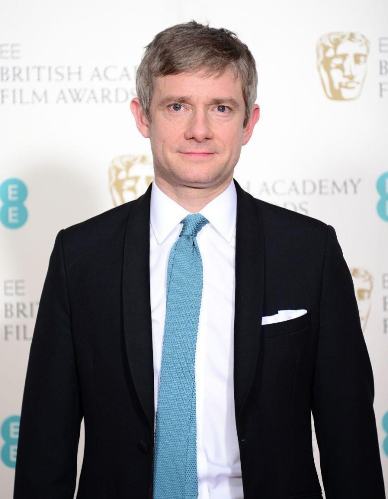 英国人真挺绅士,马丁·弗瑞曼虽然个子不高,但系上领带也有气场