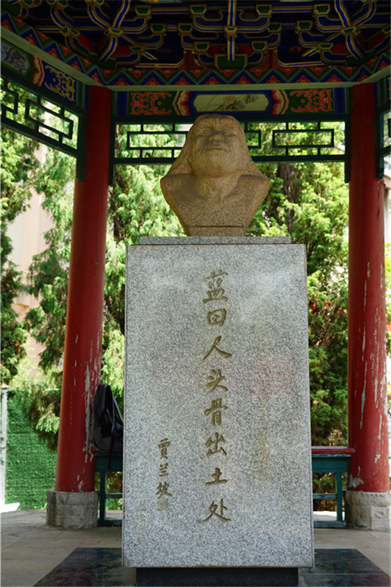 站在藍田猿人遺址博物館上,可以俯瞰九間房鎮的美景.