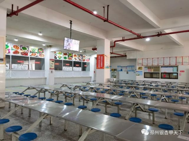 在学校的食堂内也是今年的8个食宿点之一炮车中学宿舍走廊消毒(杜洋