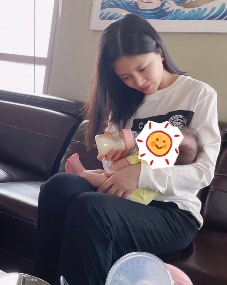 王灿要带女儿打疫苗,出门装备奢侈被指炫富,杜淳太宠妻女了