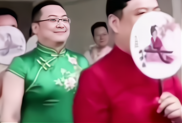 高三男老师穿旗袍走红,意外艳压女老师,画面太美简直不敢直视