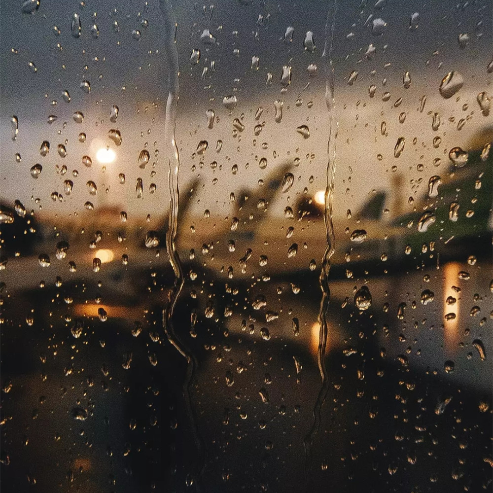 不提雨却描写雨很大的文案