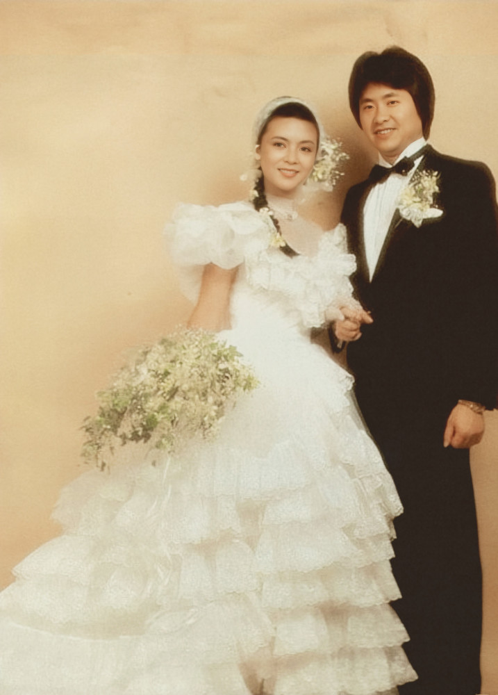 婚后陈玉莲便跟随丈夫移居国外,可是外国的月亮并没有比较圆,因为学历