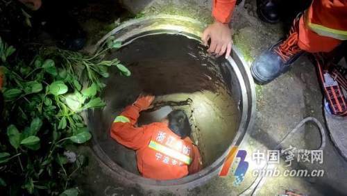 男子醉酒后钻进下水道呼呼大睡 一场艰辛救援开启