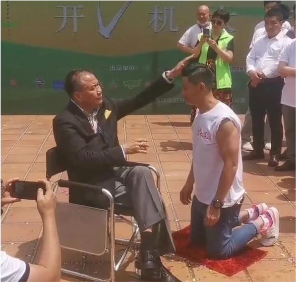 "港圈大佬"落魄史:被女友要求当街下跪,娶娇妻空姐成人生赢家|叶聪豪