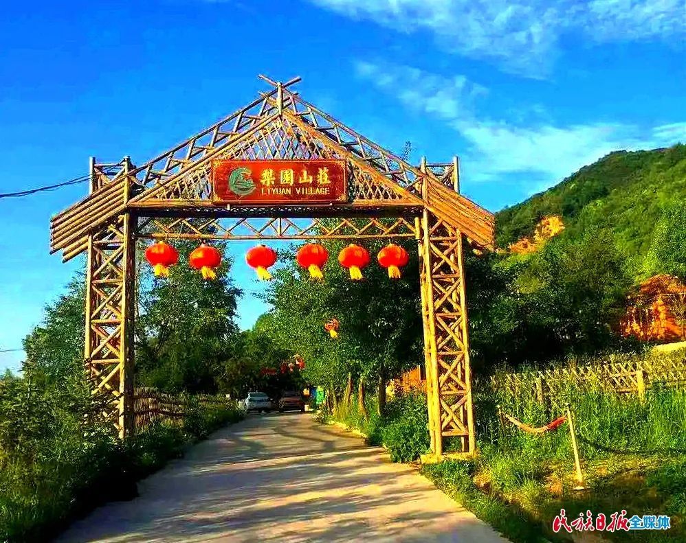 沿着咀头村道前行1公里左右,占地1227亩具有地方特色的梨园山庄映入