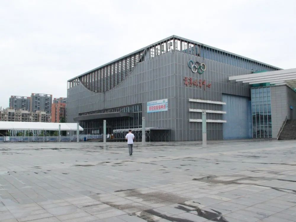 高淳区体育中心新冠疫苗接种点 应对季节气温变化 将排队等候区从室外