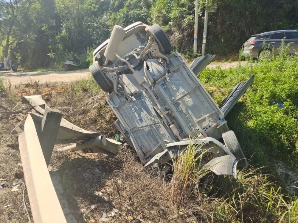 突发!博白一小车碰到防护栏倒翻