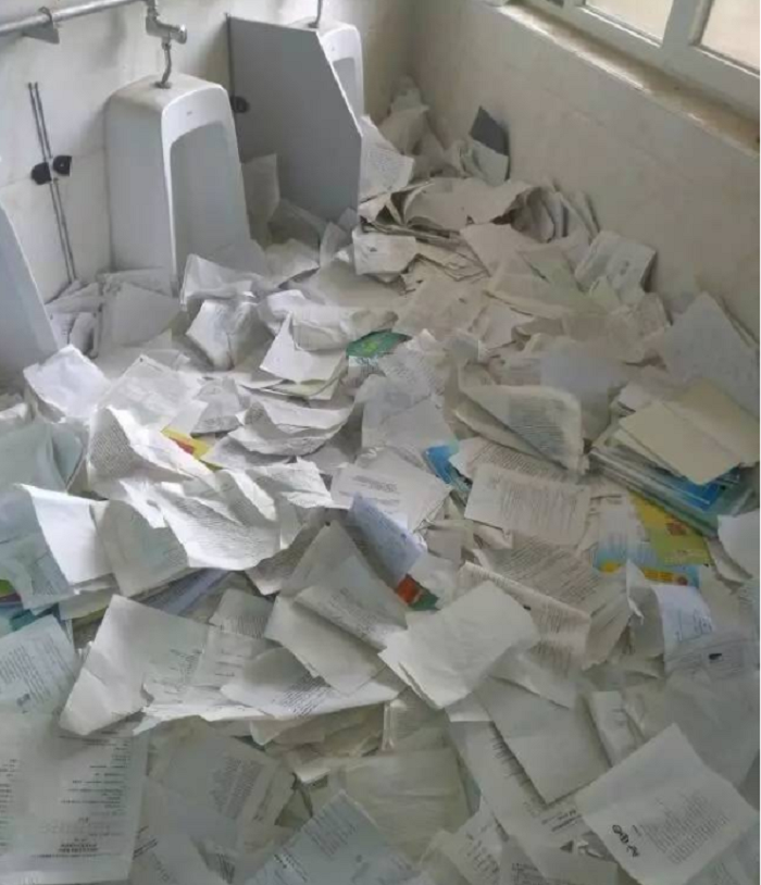 高三毕业生撕卷子撕书减压高考不是终点而是人生另一条起跑线