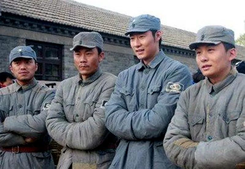 1930年,单德贵在与红三军团交战时被俘虏,之后他加入红军,被编入红八