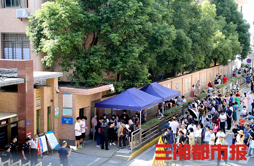 颜新国表示,如果考生上午只需参加"地理"考试,他们则将在10点10分后