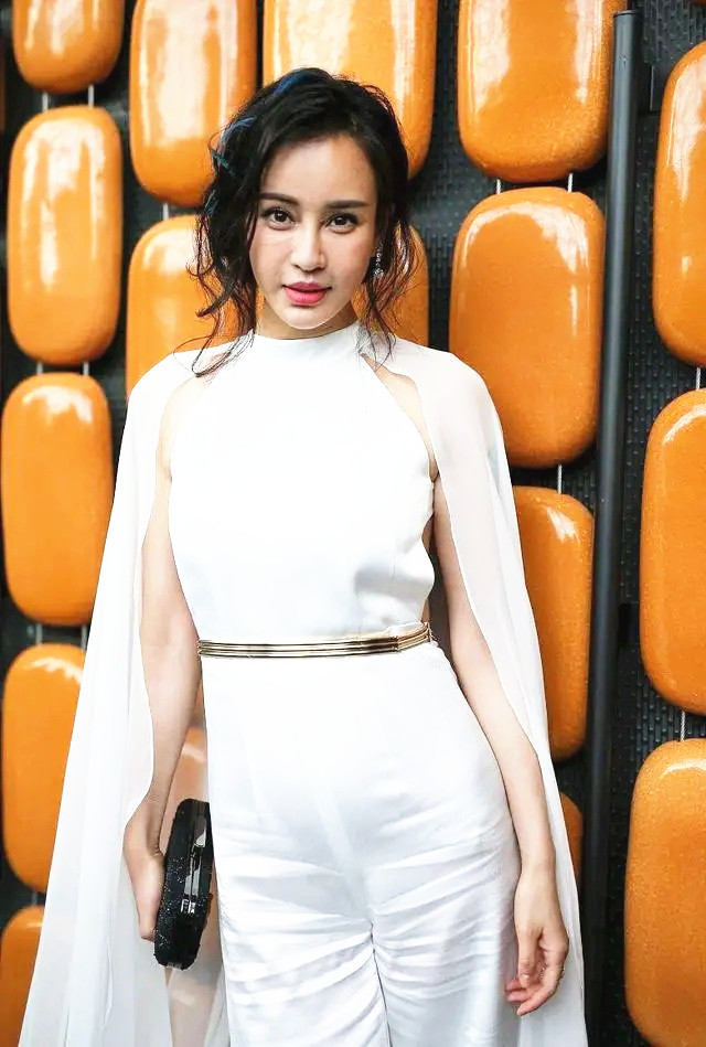 瑜伽女神母其弥雅好美穿白色礼服秀身材发型凌乱气质不减