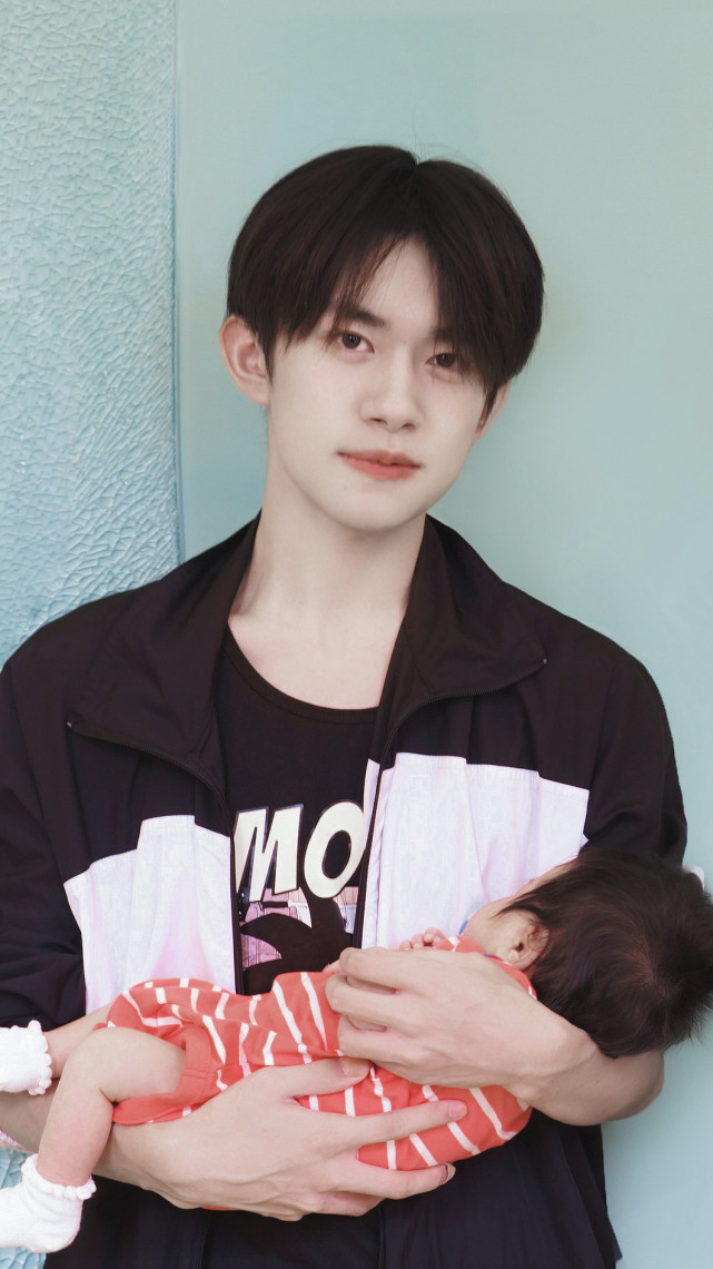 胖虎晒女儿满月时易烊千玺抱着她的照片感慨孩子成长真快