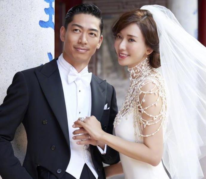 林志玲和老公庆结婚2周年在马路边上跳舞这状态一点不像46岁