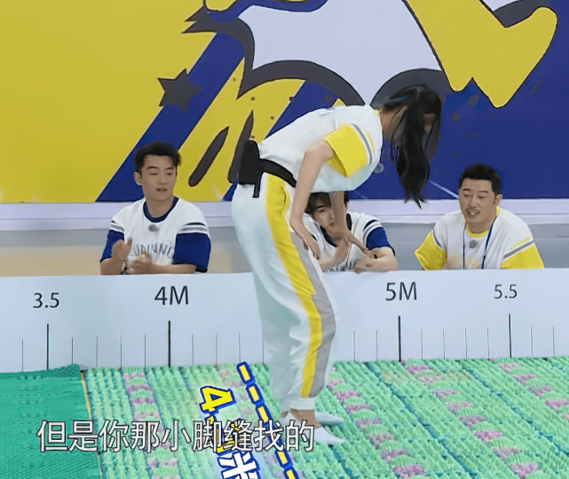 baby指压板跳远作弊,当镜头拍到她的脚底,网友:怕疼就退出吧