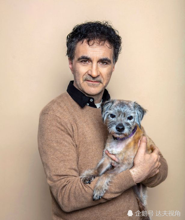 和她的另一只狗——一只拉布拉多牧羊犬的杂交狗博加德(bogard)说再见