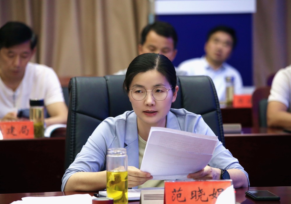 兴化市司法局主要负责人范晓娟主持会议.