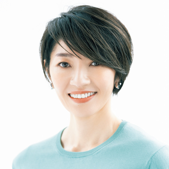 5,齐刘海短烫发型当你掉发严重,想调整头发质量时,烫发就会发挥作用.