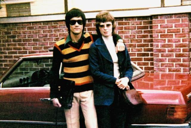 上,琳达的第二任丈夫是带有目的性的接近她,这位徒弟名叫汤姆布里克