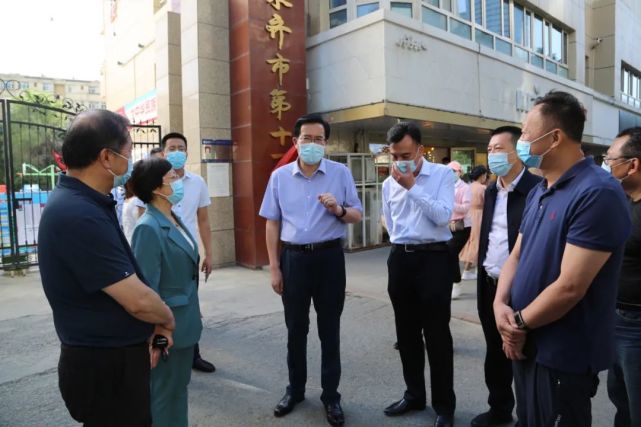 市委常委,区委书记杜海涛带队在乌鲁木齐市第八中学教室检查考场准备
