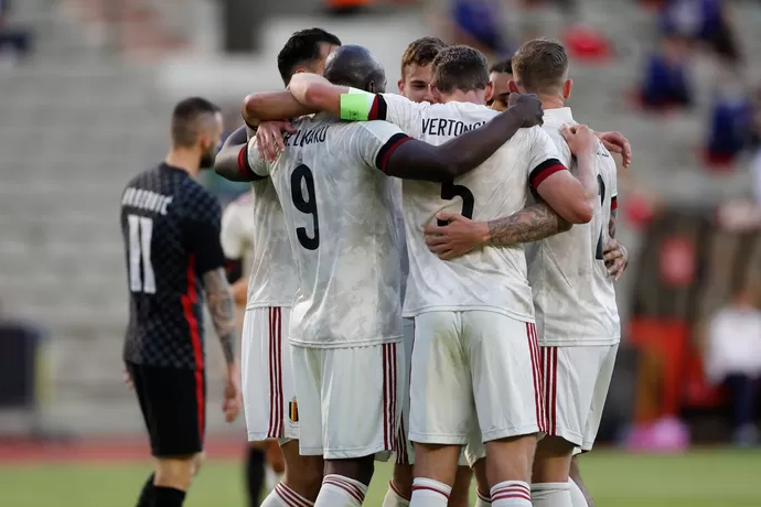 欧洲杯 1-0！欧洲杯6亿豪阵爆发，1亿巨星又刷队史纪录，张康阳没看错人