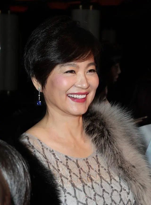 林青霞真是老贵妇一袭纱裙配短发造型虽老又胖但仍端庄优雅