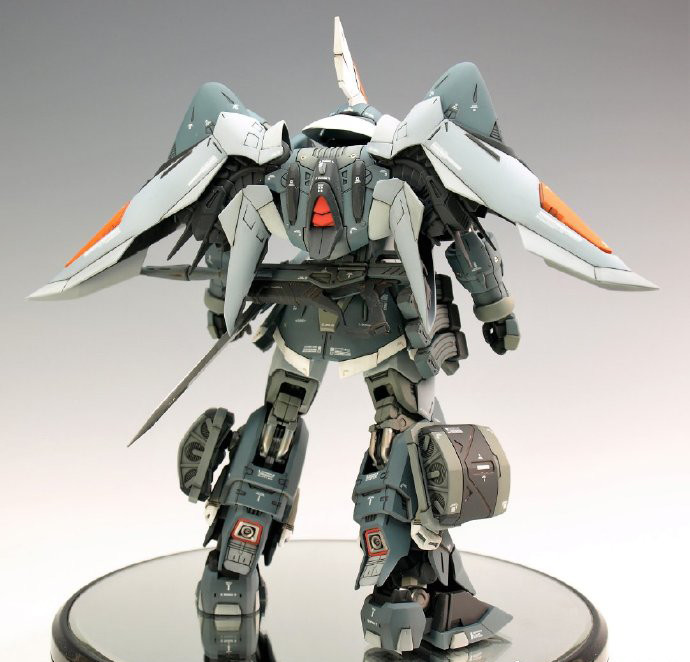 原本的mg比例金恩虽然分件细节还不错,但是原型色拼装之后的效果并不