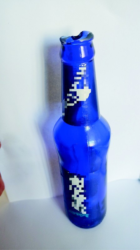 和ktv就事发原因存在分歧ktv包房里,小伙和朋友唱到兴处,拿起酒瓶就喝