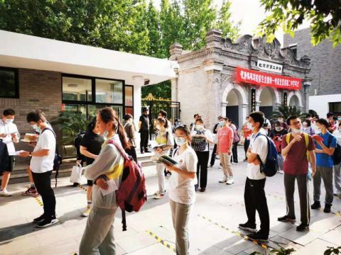 北京高考今天开幕 考生开始陆续进考点