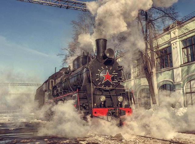 二战中,火车老被飞机打,他提出简单点子,火车头换位解决问题