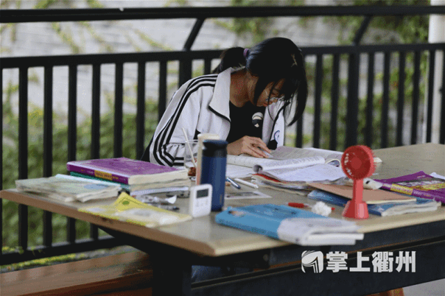 7:30高三(2)班班主任舒礼浩抓紧最后的时间和学生谈心,给学生鼓劲.