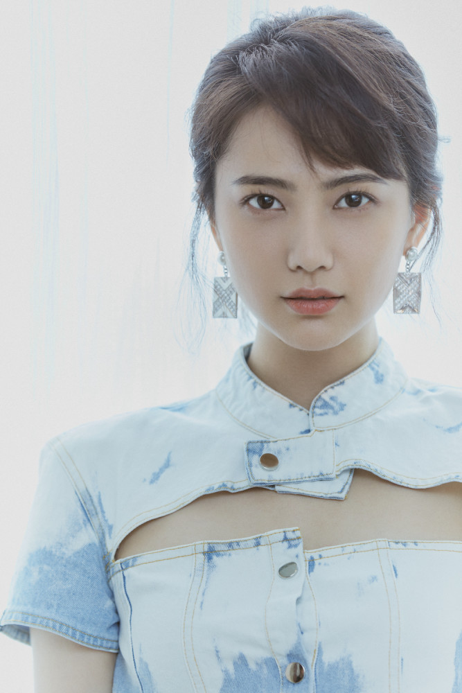 姜珮瑶甜飒牛仔装亮相《热带往事》首映礼 与彭于晏"