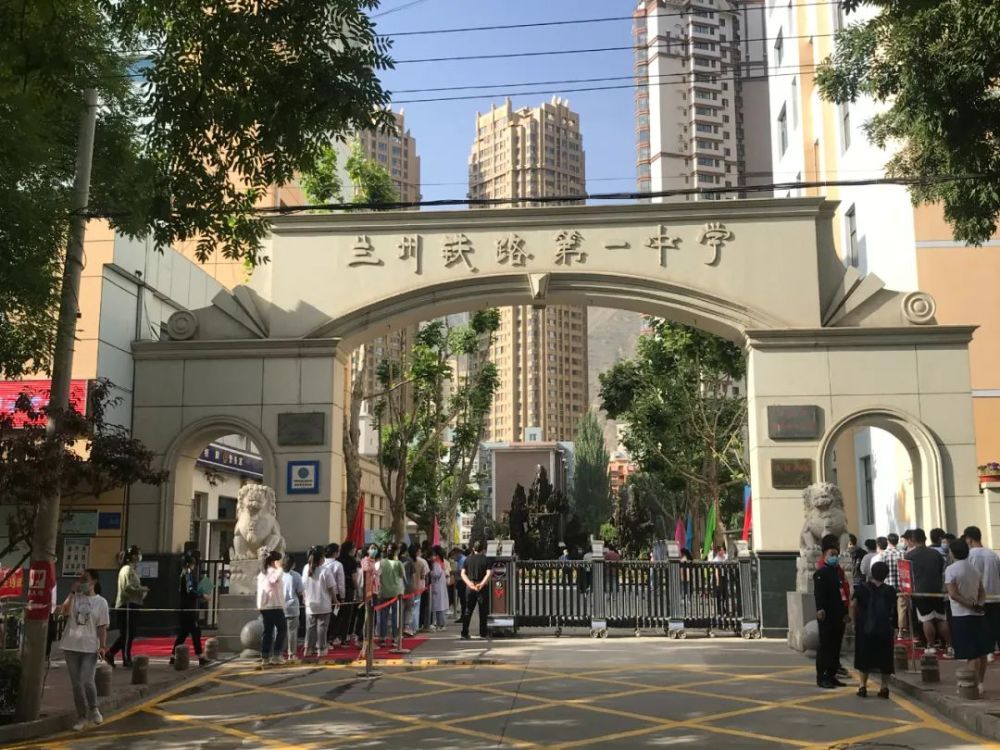 兰州市第五十一中学西北师大附中考点兰州一中考生陆续进入考场兰州