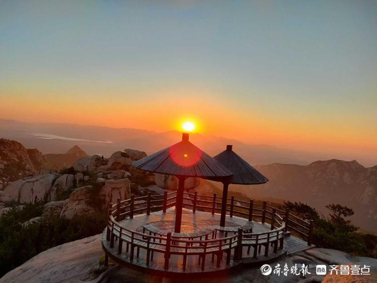 情报站|好美!日照五莲九仙山情侣峰日出东方,耀眼夺目惹人醉