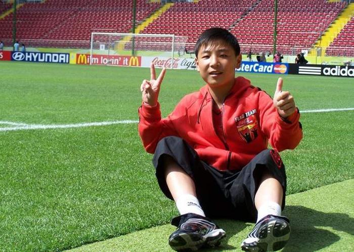 武磊 他是今国足本土希望，14岁踢职业16岁中超进球，受争议却无人能及