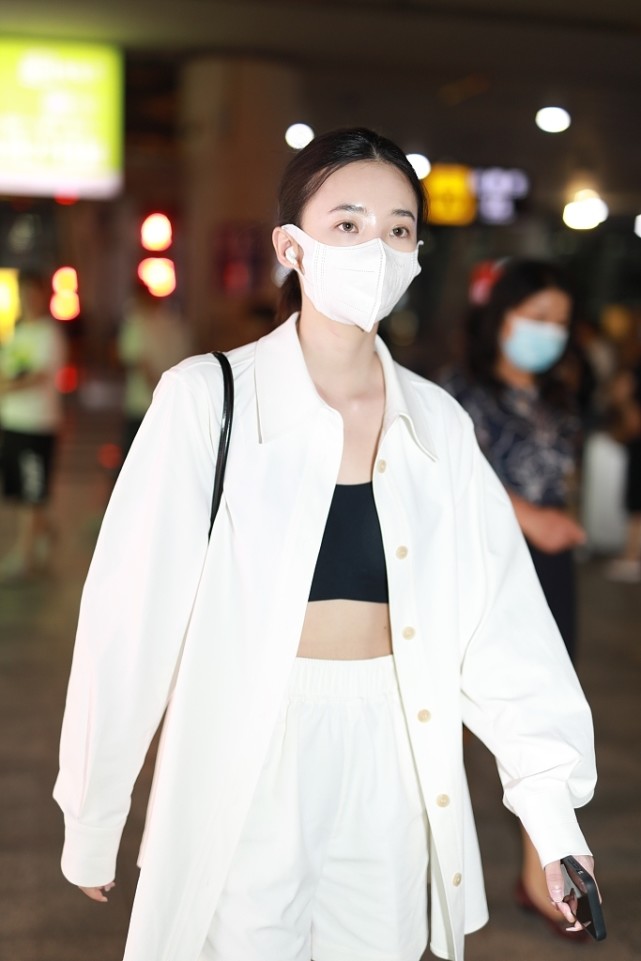 黄欣苑街拍:白色衬衫 短裤小白鞋