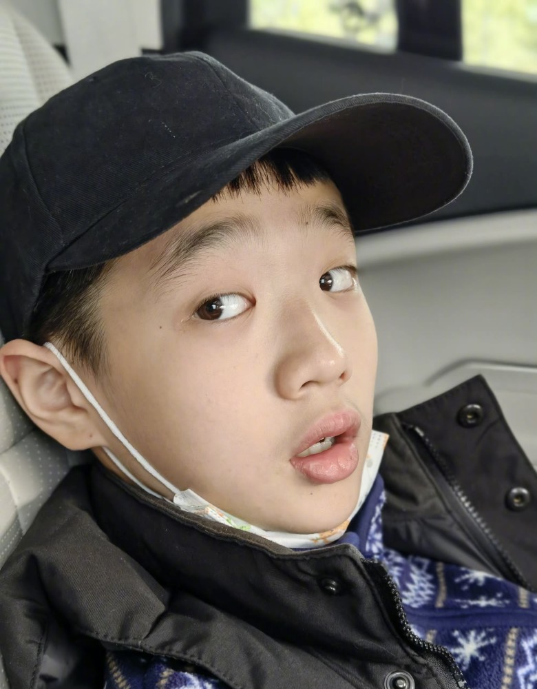 爸爸去哪儿杨阳洋近照曝光一家三口出席活动五官似爹翻版