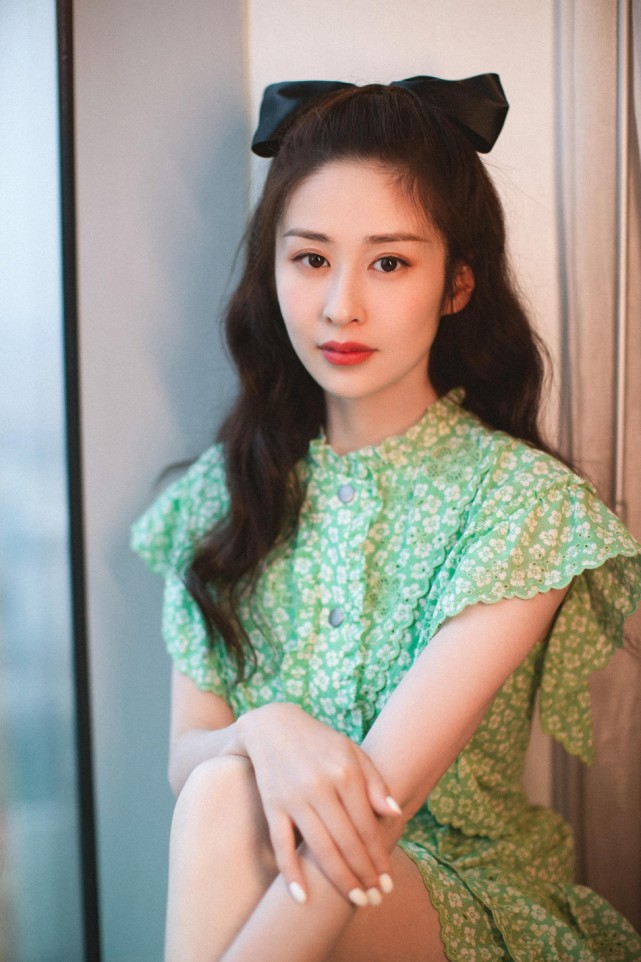 颖儿身着浅草色碎花裙 造型明媚清甜!