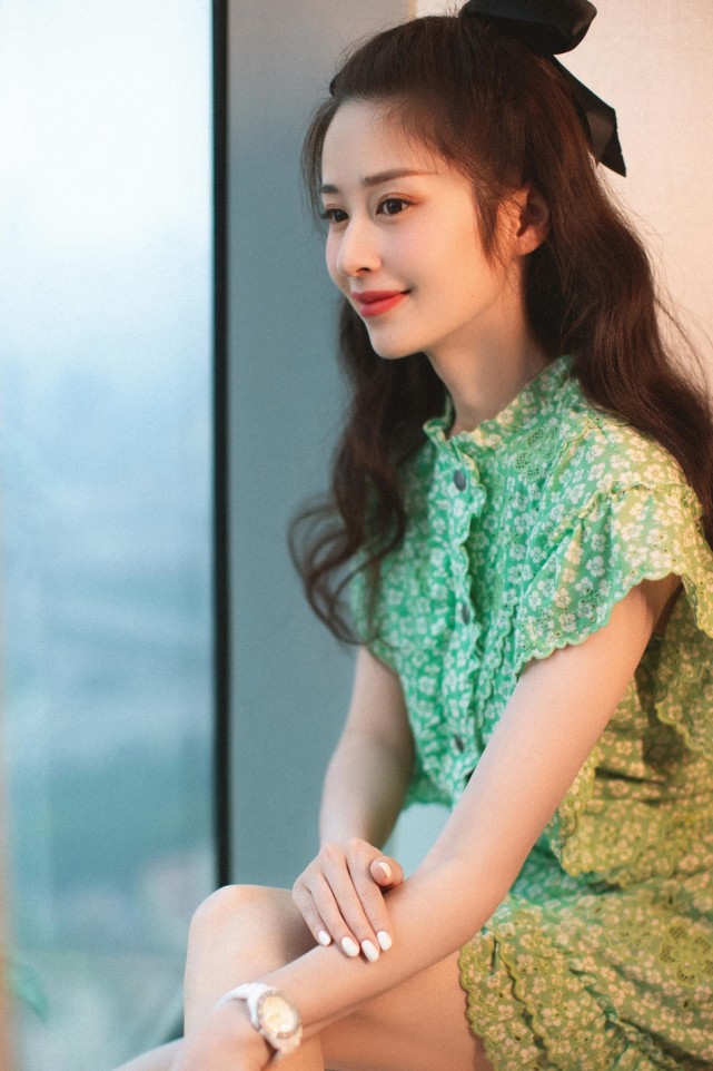 颖儿身着浅草色碎花裙 造型明媚清甜!