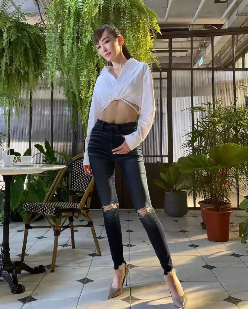 居家防疫分享运动心得谢金燕川字腹肌引热议