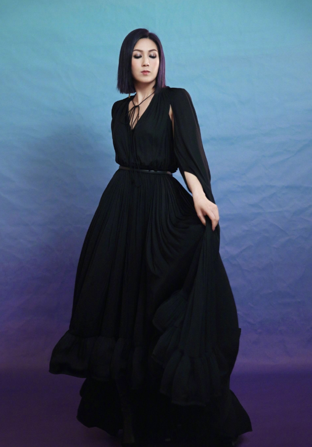 杨千嬅真的46岁?绿色束腰裙甜美减龄,标志性紫发潇洒帅气