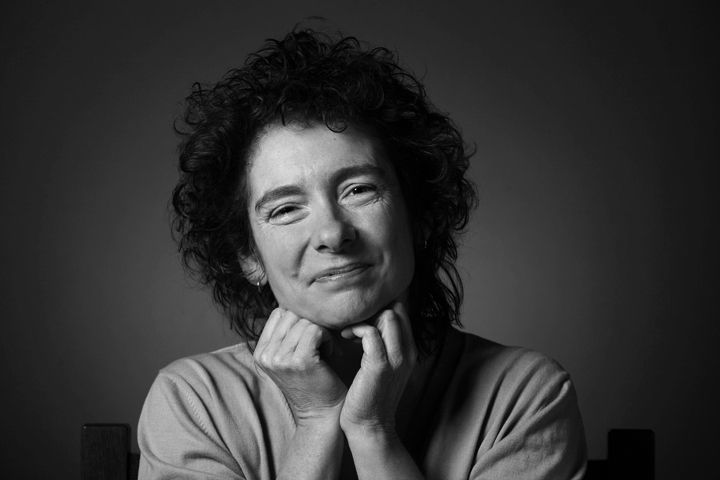 因不满书封宣传,珍妮特·温特森烧毁多本再版书籍_腾讯新闻