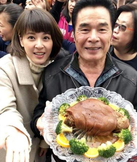 2016年雷洪欠债破产,6个老婆都跑路还患怪病,71岁仍娶小21岁妻