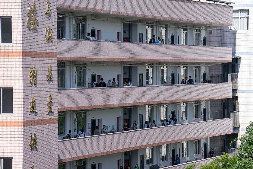 建阳一中▲南平一中考点考生有序测温进场南平一中各考点考生开始有序