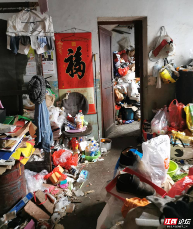 怎样破解一个老年人的困局？小区有位囤积癖_腾讯新闻