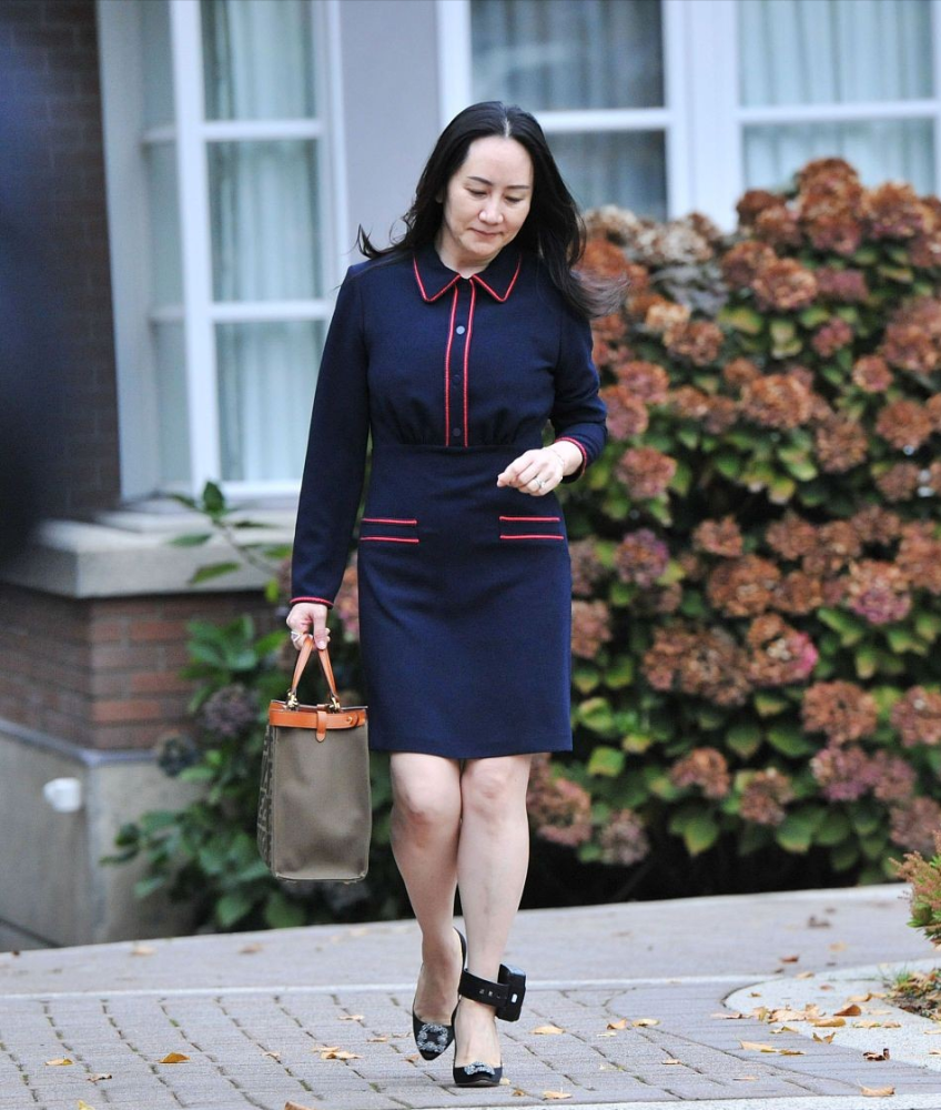 孟晚舟的气质与生俱来穿休闲装也优雅脖子搭件衣服挺独特