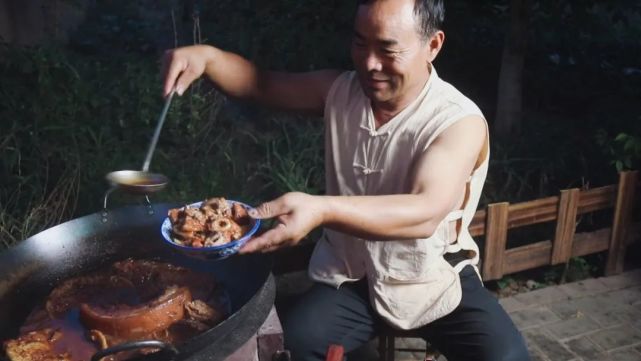 乡村食叔大龄吃播挑战每日高脂肪年龄大了却还要这么拼